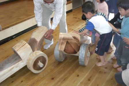 杉の子保育園に　きじ車のプレゼント_c0080405_11482567.jpg