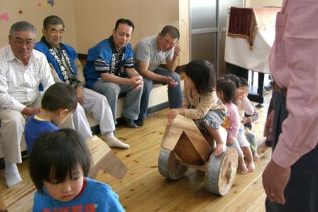 杉の子保育園に　きじ車のプレゼント_c0080405_11523936.jpg