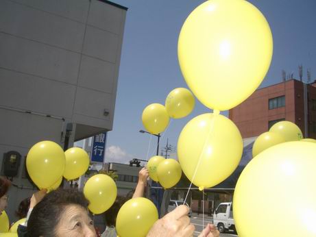 幸福の黄色いポストさん、３歳のお誕生日おめでとう。_b0124466_1552189.jpg