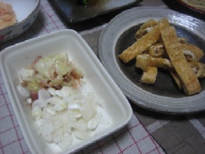 冷麦（カリカリ油揚げ・豚肉とネギの甘辛煮）＆じゃがたらサラダ＆ピーマンの焼浸し_e0139978_2063477.jpg