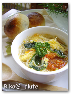 お手軽ぶどうパンとカペッリーニスープ で モーニング_c0103827_12385273.jpg