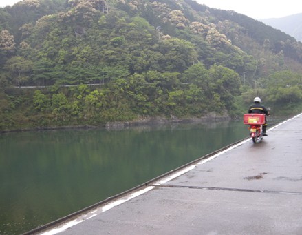 勝間沈下橋（釣りバカ日誌ロケ地）を歩いて渡る_c0060927_22493386.jpg