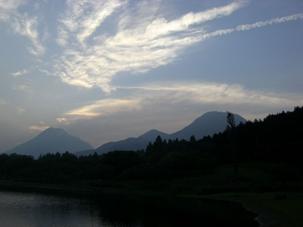 大神ファームと志高湖の夕日　　2008.5.26_d0126580_10311344.jpg