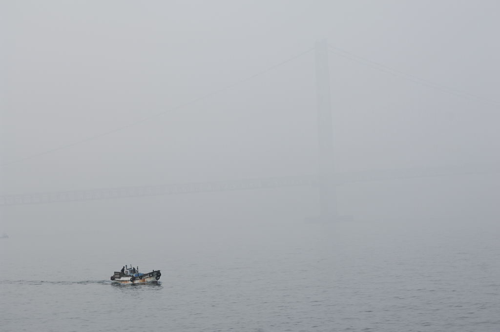 霧に霞む明石海峡_d0148541_23163477.jpg