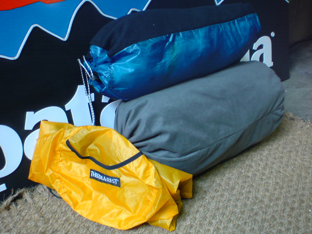 THERMAREST 　 STAFF SACK PILLOW                  VS            　 GRANITE GEAR  　　DREAM SACK_f0159943_1662744.jpg