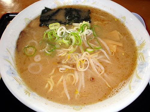 秋田・大潟村の『黒大豆味噌ラーメン』_c0137404_2241011.jpg