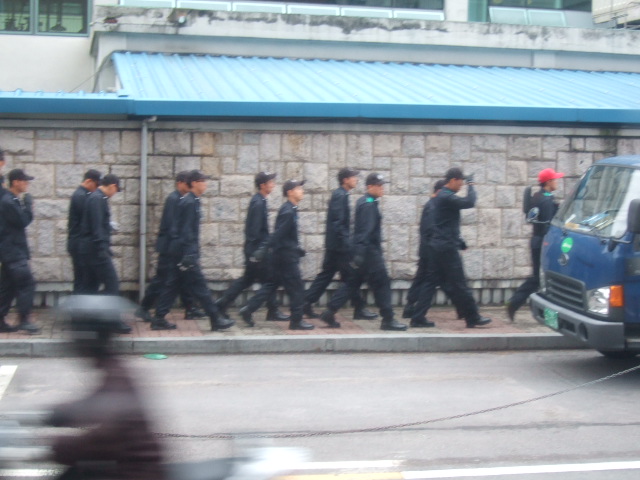 韓国旅行ー1(牛肉輸入反対デモ)_b0137932_2104537.jpg