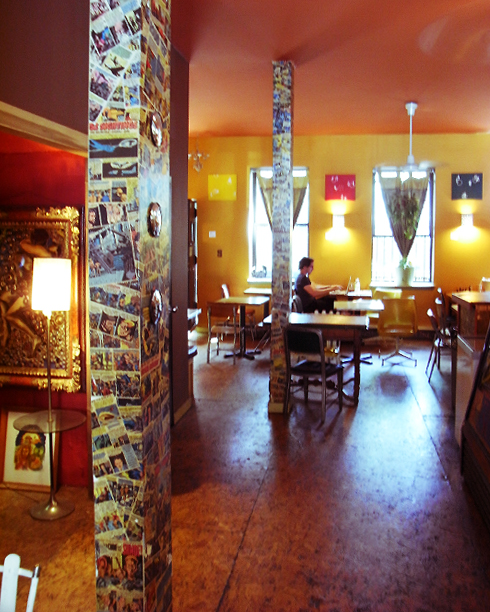 アトランティック・アベニューの地元カフェ Flying Saucer Cafe_b0007805_19361289.jpg