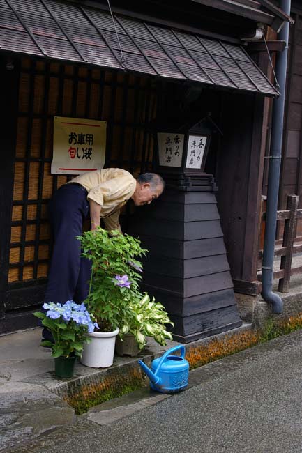 高山の朝の一風景_f0130879_20564951.jpg
