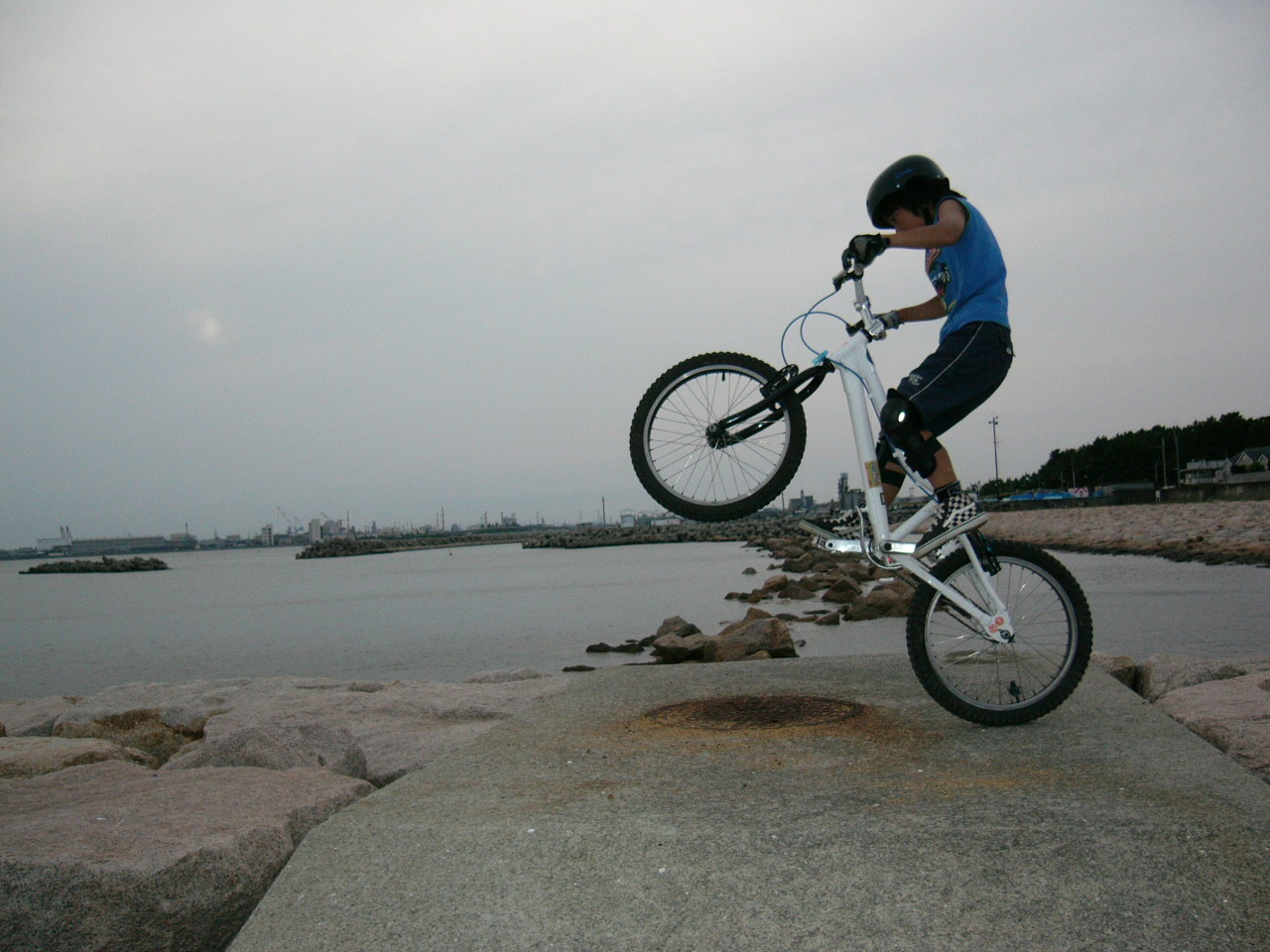明石の海岸にて　バイクトライアル練習してきました。_b0133403_20431466.jpg