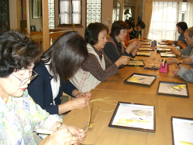 月例工芸教室、今日は「みずひきのブローチ」つくりました。_f0113862_19261641.jpg