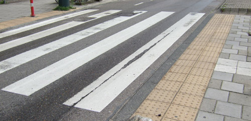 迷走する点字ブロック _f0015295_164055.jpg