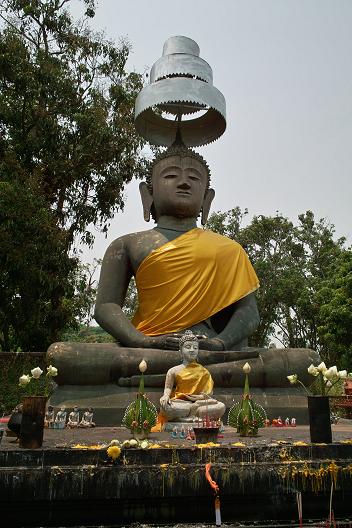 #120 ワット・タート・カーオ(วัดธาตุขาว) ~チェンマイ~_c0039685_16564738.jpg