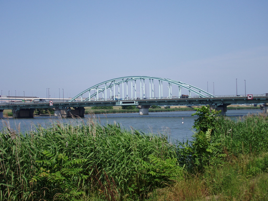 不気味さ漂う四ツ木橋の風景_f0159291_2055342.jpg