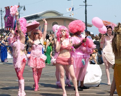 ConeyIsland Mermaid Parade。　その２。_b0131774_7515738.jpg