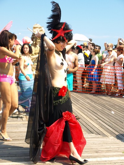 ConeyIsland Mermaid Parade。　その２。_b0131774_89138.jpg