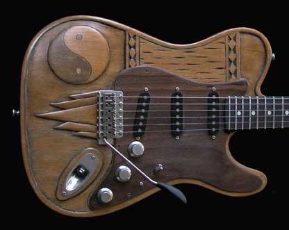 民族的彫刻の入ったGuitar。_e0053731_21363914.jpg