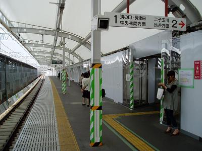 東急田園都市線高津駅上り線仮ホーム・仮改札口 切替前の情景_f0030574_2325413.jpg