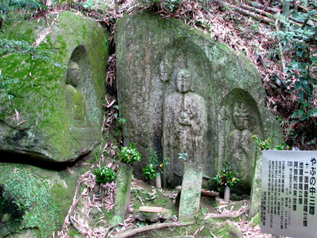 加茂の石仏群1_e0048413_18371523.jpg