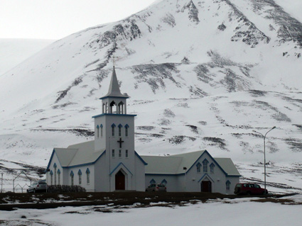 北部アクレイリ5月の雪！：ソトコト、アイスランド取材裏話　取材9日目_c0003620_13274523.jpg