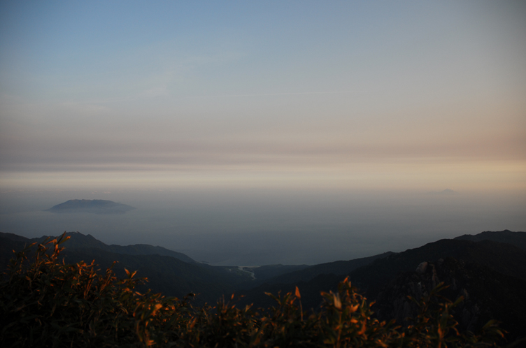 永田岳の山頂で朝日を見る。_c0067413_3501286.jpg