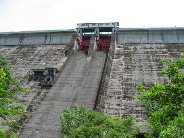 巨大建造物と廃線跡を辿る旅_e0093842_1172460.jpg