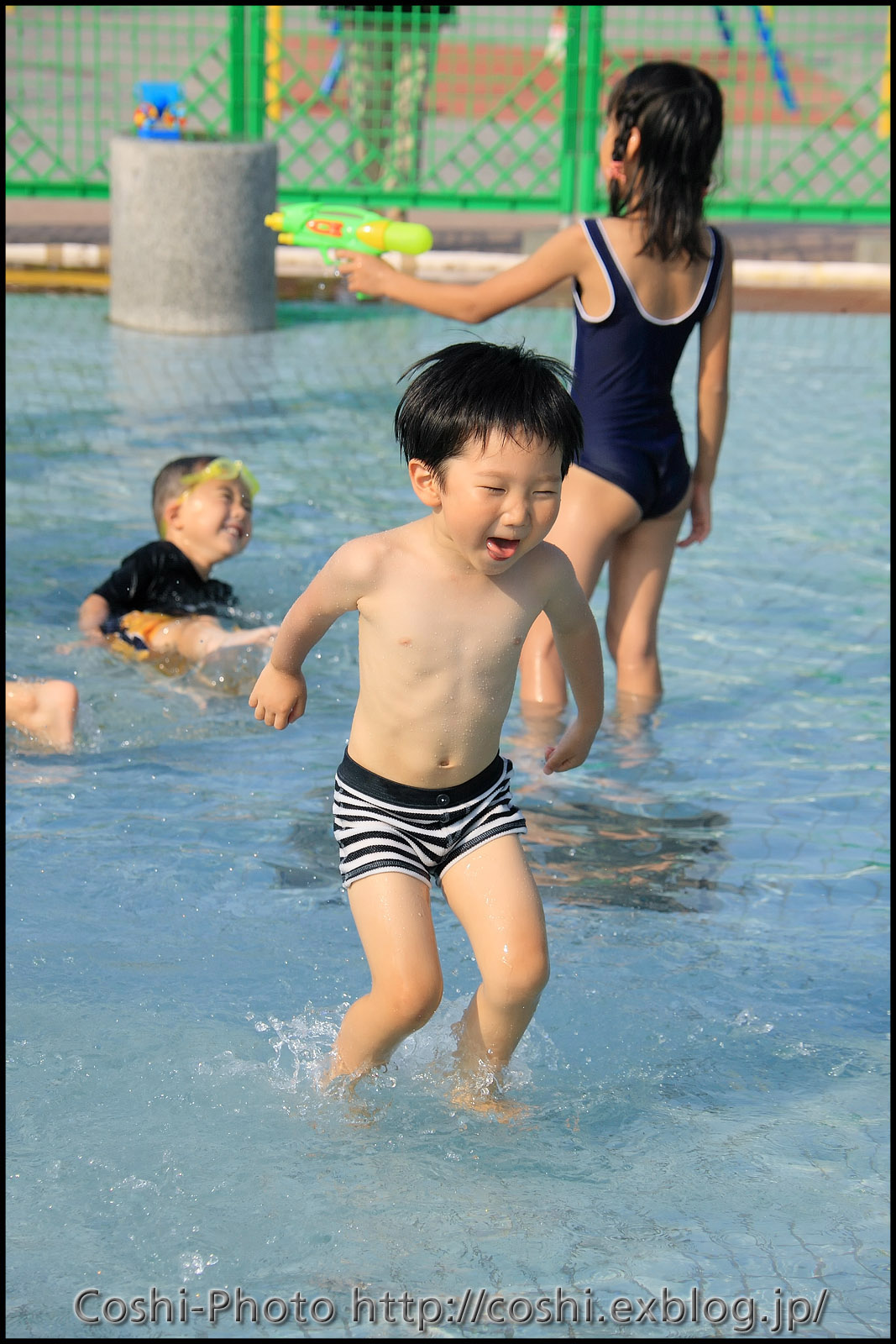 子供  水遊び 裸 