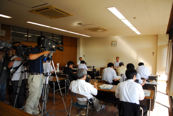 武雄市民病院移譲先選考委員会から答申書が提出されました_d0047811_2391991.jpg