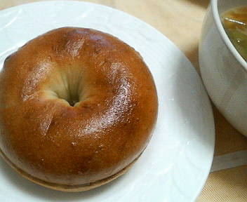 オニオンペッパーチーズ＆ブルーベリー　（CHELSEA BAGEL)_d0125713_10185445.jpg