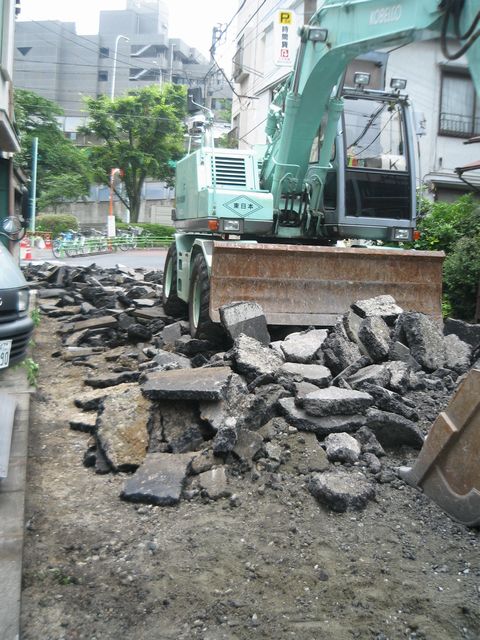 瓦礫（がれき）と土砂と男達_f0069864_13484797.jpg