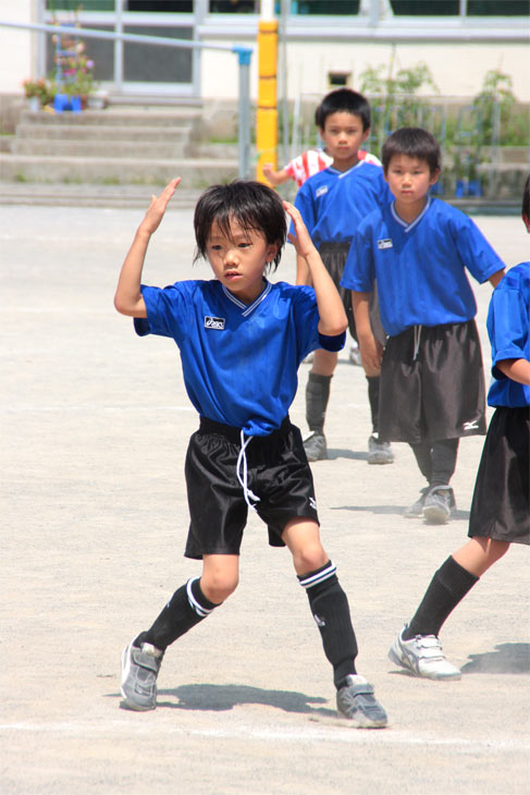 サッカーの試合　　”おこちゃまがんばる”　その一_e0065086_9444991.jpg