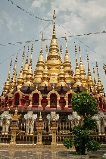 #151 ワット・プラ・タート・ストーンモンコンキーリー(วัดพระธาตุสุโทนมงคลคีรี)_c0039685_1691631.jpg
