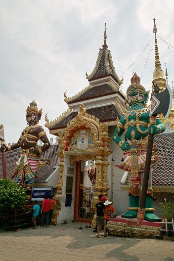 #151 ワット・プラ・タート・ストーンモンコンキーリー(วัดพระธาตุสุโทนมงคลคีรี)_c0039685_169795.jpg