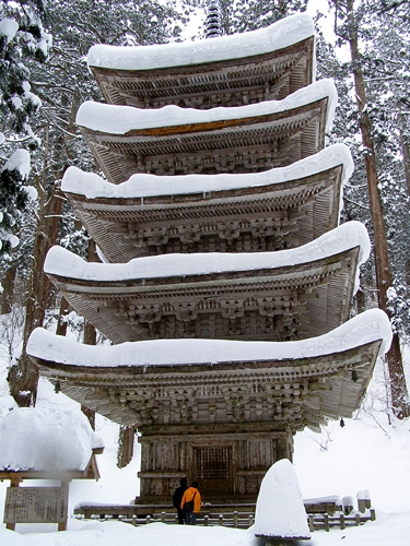 暑い盛りだからこそ！最高の羽黒山五重塔を見るならば。_e0066210_013327.jpg