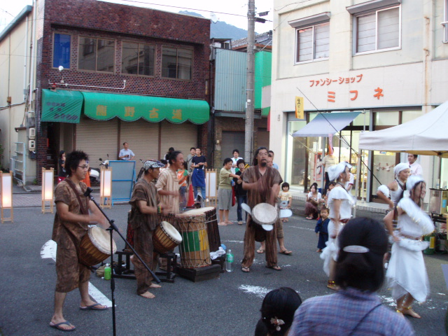 商店街通りに人が集まる_c0010936_8413319.jpg