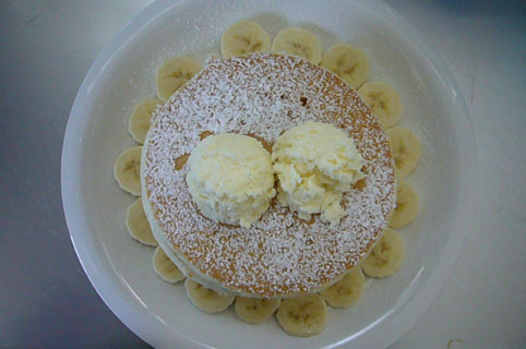 W classic pancakes with sliced banana._c0153966_21385041.jpg
