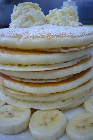 W classic pancakes with sliced banana._c0153966_21395752.jpg