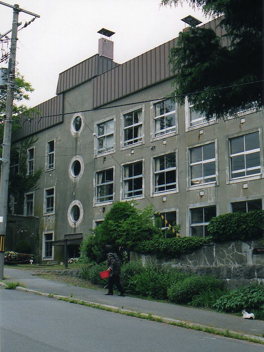 函館市立弥生小学校(函館の建築再見)その１_f0142606_2238247.jpg