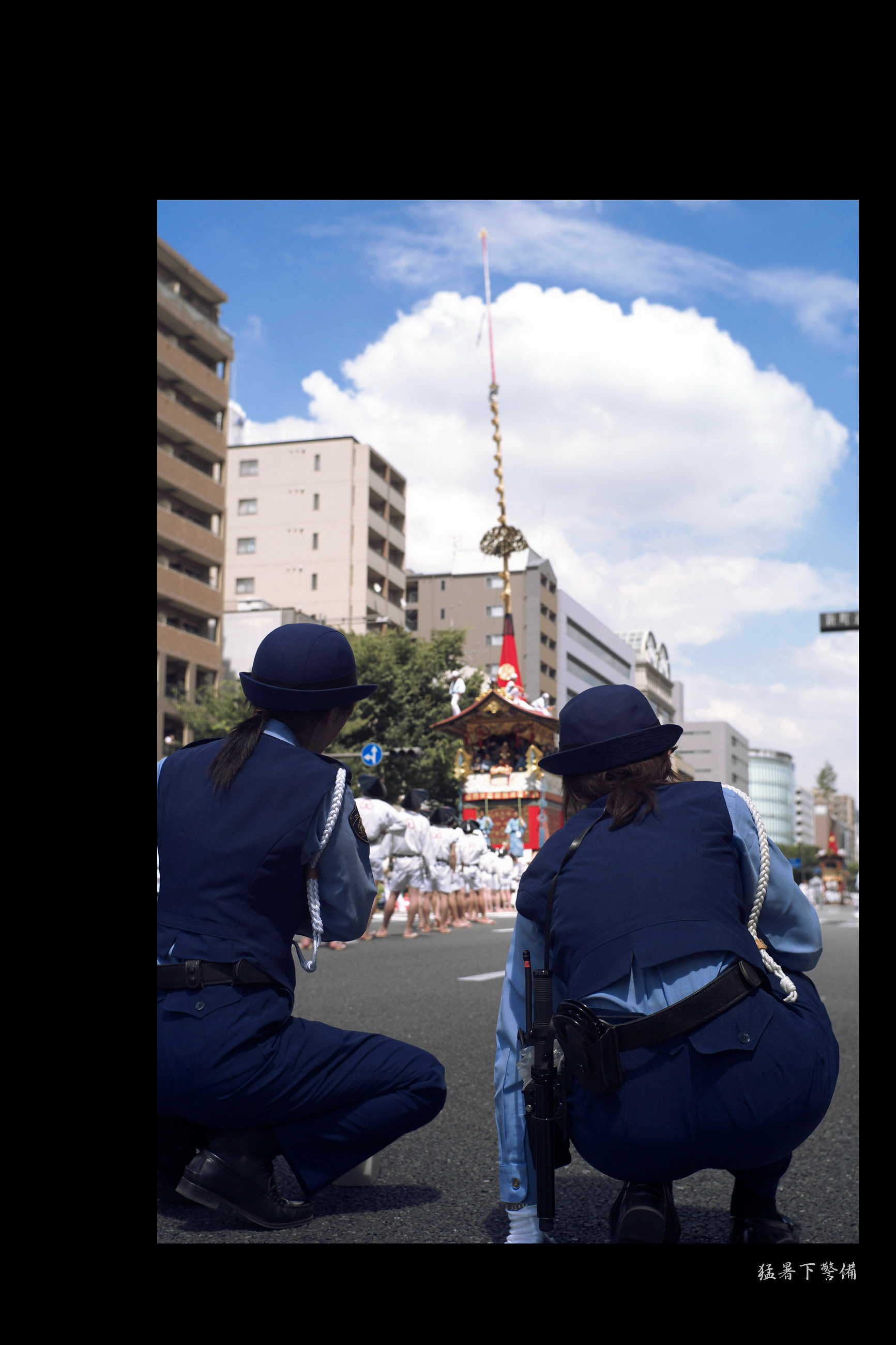 女性警察官 尻 