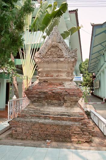 #158 ワット・プラ・タート・チャーン・カム(วัดพระธาตุช้างค้ำ) ~ナーン~_c0039685_1746272.jpg
