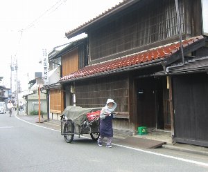 鉈屋町に似合う・・・野菜の引き売りのおばさん_e0122199_15464241.jpg