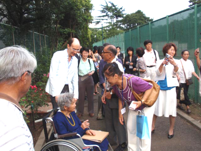 駒場バラ会 最高の金曜日!セレモニーにておばあちゃまを囲む_a0094959_23343650.jpg
