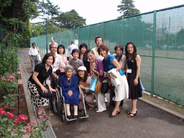 駒場バラ会 最高の金曜日!セレモニーにておばあちゃまを囲む_a0094959_23451796.jpg