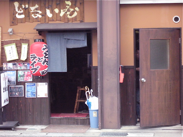 路上観察〜隙間のおやぢ_d0101846_5354471.jpg
