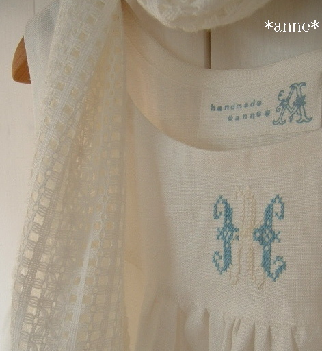 クロスステッチイニシャル刺繍白リネンワンピースと アンティークレースリネンピンタックパフワンピース ハンドメイド Anne