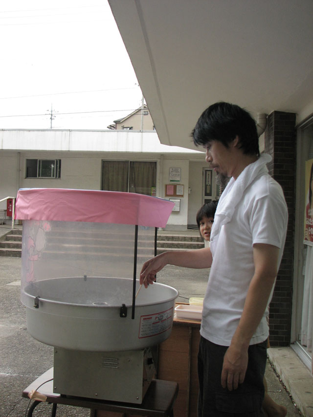 平所員 地域奉仕活動をする 子供会 綿アメ係_d0067943_23181290.jpg