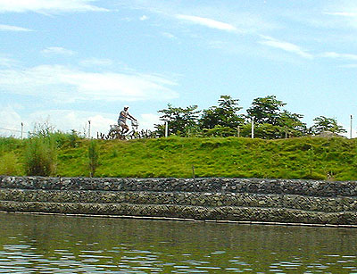 ついに利根川へ！ （花見川カヌー探検 その３）_c0137404_9382654.jpg