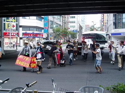 ウェルダン穂積氏主催アキバデモ見物記 及び「やまざき」氏との邂逅_f0030574_1944632.jpg