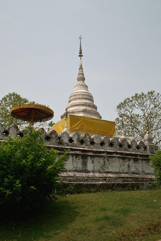 #168 ワット・プラ・タート・カオ・ノーイ(วัดพระธาตุเขาน้อย) ~ナーン~_c0039685_1629375.jpg