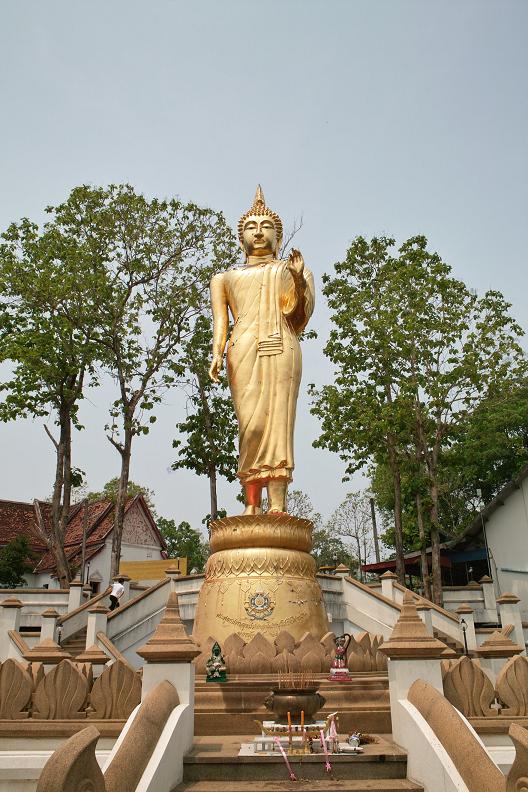 #168 ワット・プラ・タート・カオ・ノーイ(วัดพระธาตุเขาน้อย) ~ナーン~_c0039685_163073.jpg